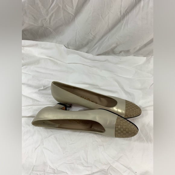 Vintage women metallic pearl SALVATORE FERRAGAMO heels pumps 8.5 AA - Picture 6 of 12
